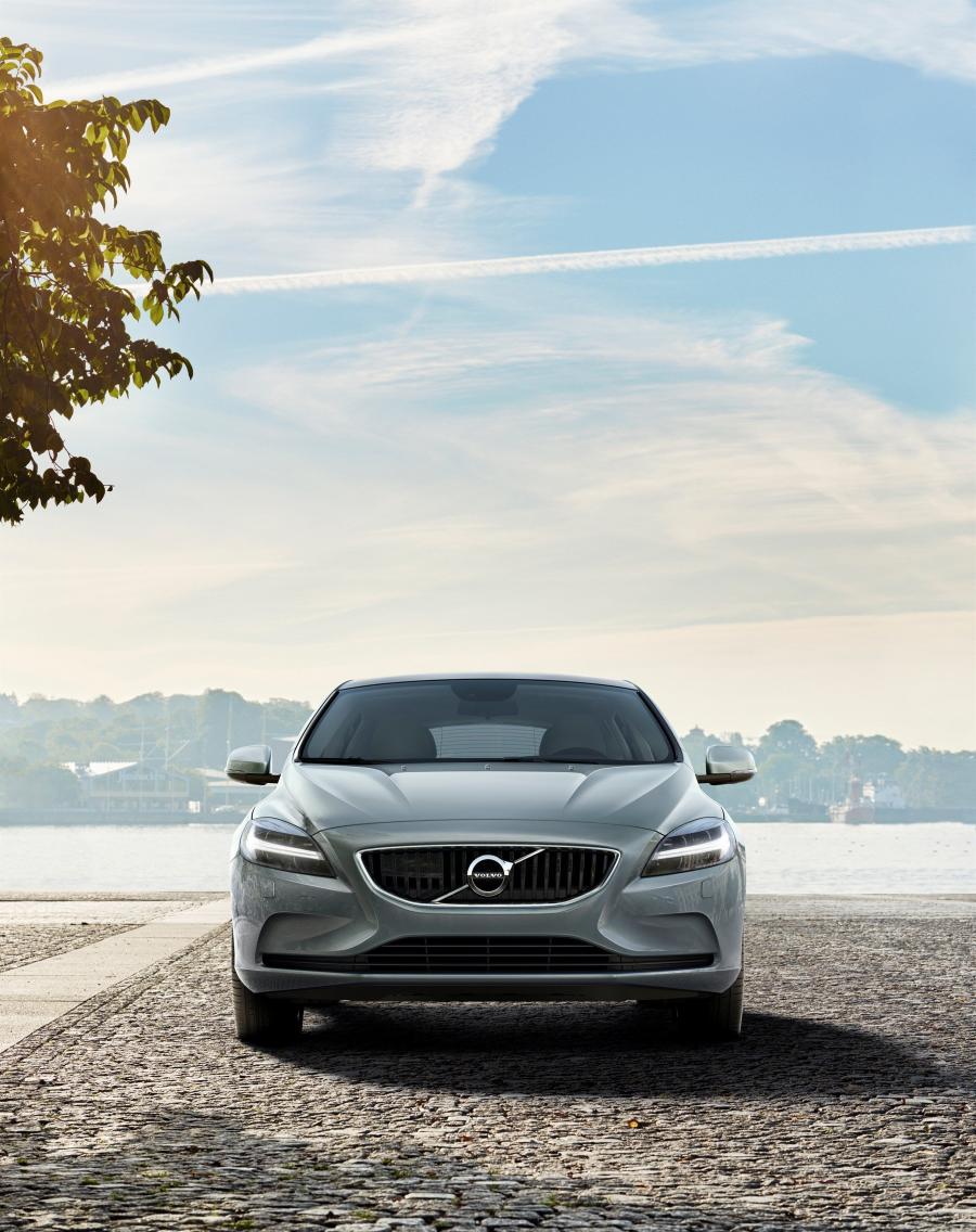  Volvo V40 T4 Momentum 2016 года  (WW) (фото 11 из 18)